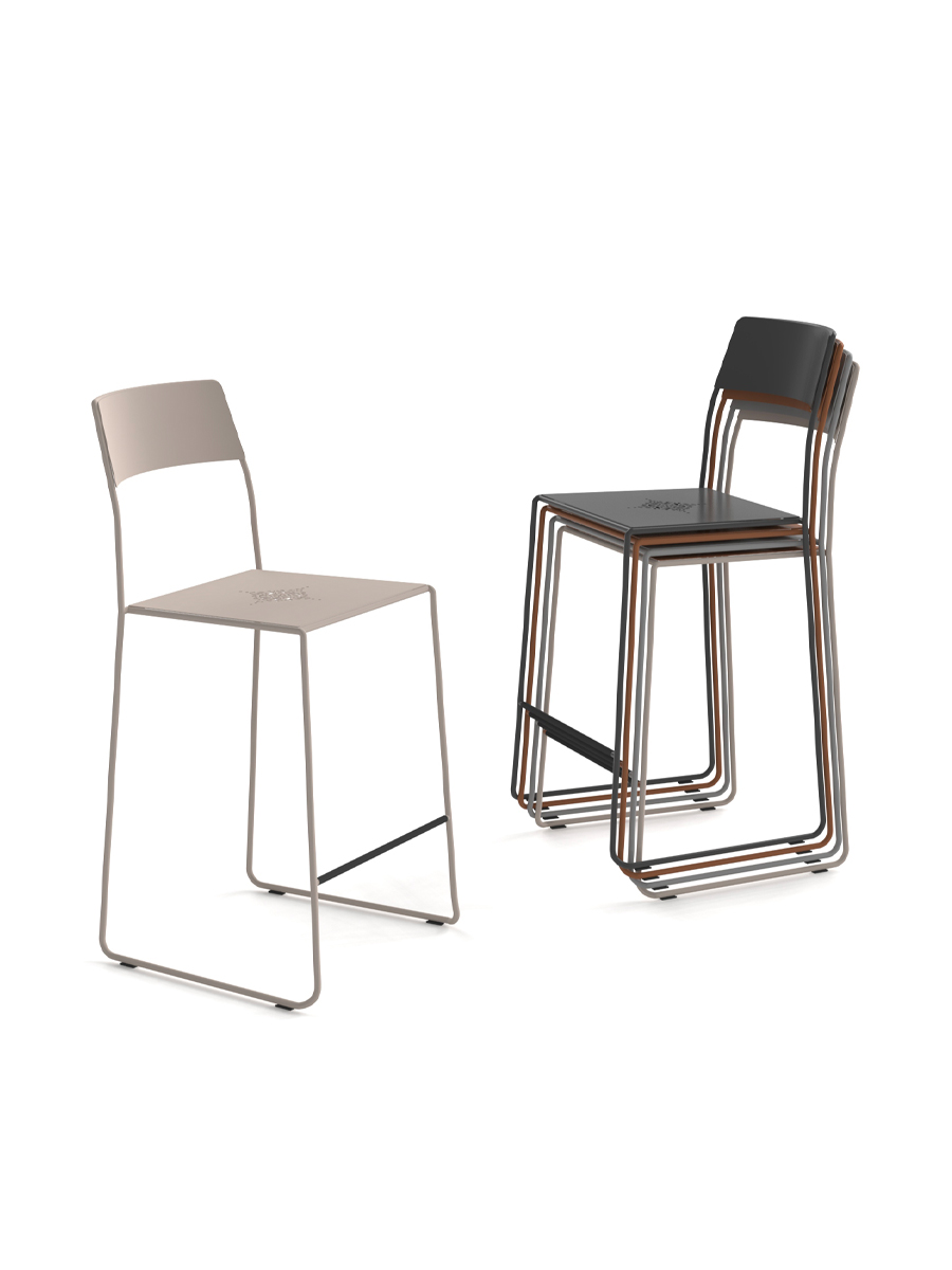 Nigelle stool2